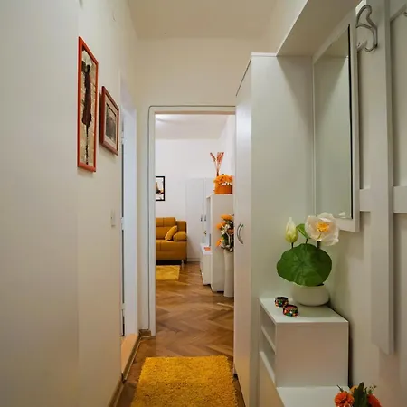 Golden Place Apartment *